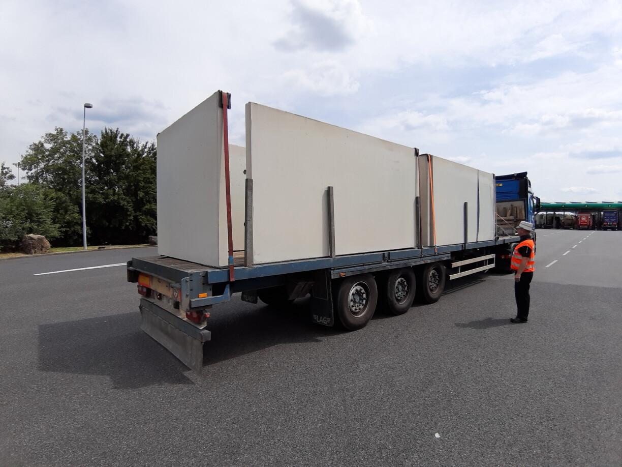 Le chargement de ce camion n'était pas assez bien sécurisé. Le véhicule a été immobilisé.