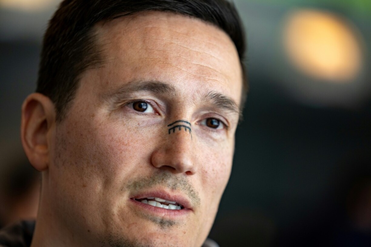 Juno Berthelsen, tête de liste du parti autonomiste Naleraq, s'adresse aux journalistes après une réunion à l'université de Nuuk, au Groenland, le 6 mars 2025