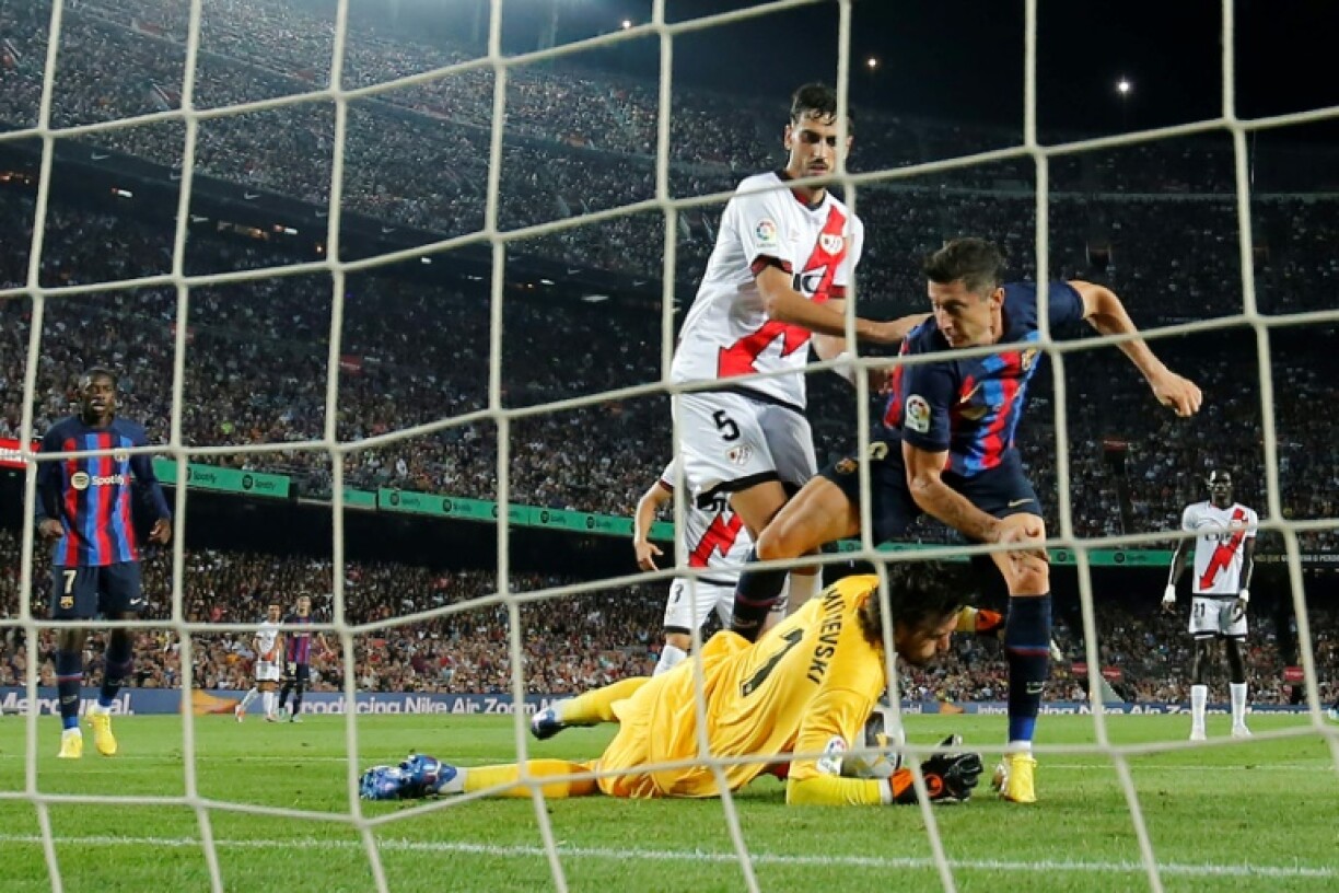 L'attaquant polonais du FC Barcelone, Robert Lewandowski (D) face au gardien macédonien du Rayo Vallecano, Stole Dimitrievski, le 13 août 2022 au Camp Nou
