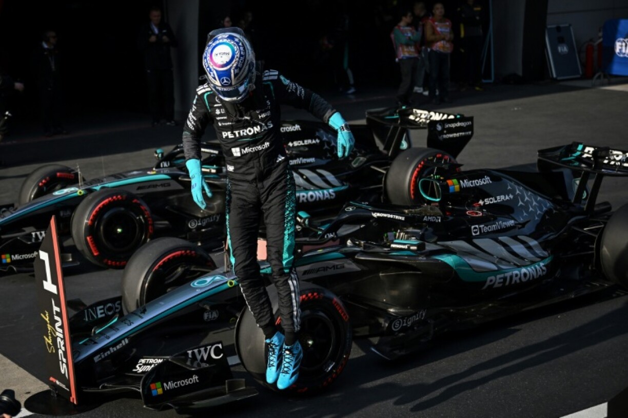 George Russell sort de sa Mercedes après sa séance de qualifications au Grand Prix de Chine à Shanghaï le 13 Mars 2026.