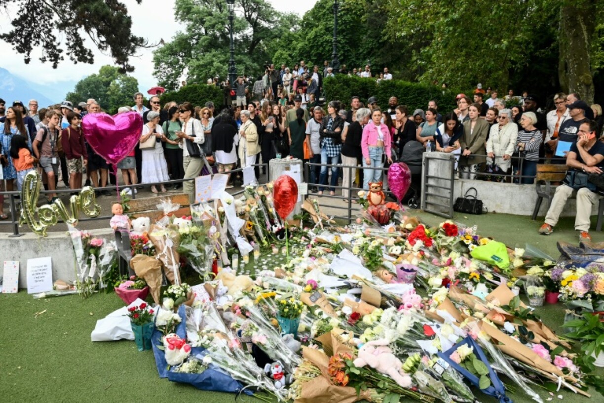 Rassemblement et dépôts de fleurs en hommage aux victimes d'une attaque au couteau à Annecy, le 9 juin 2023 dans les