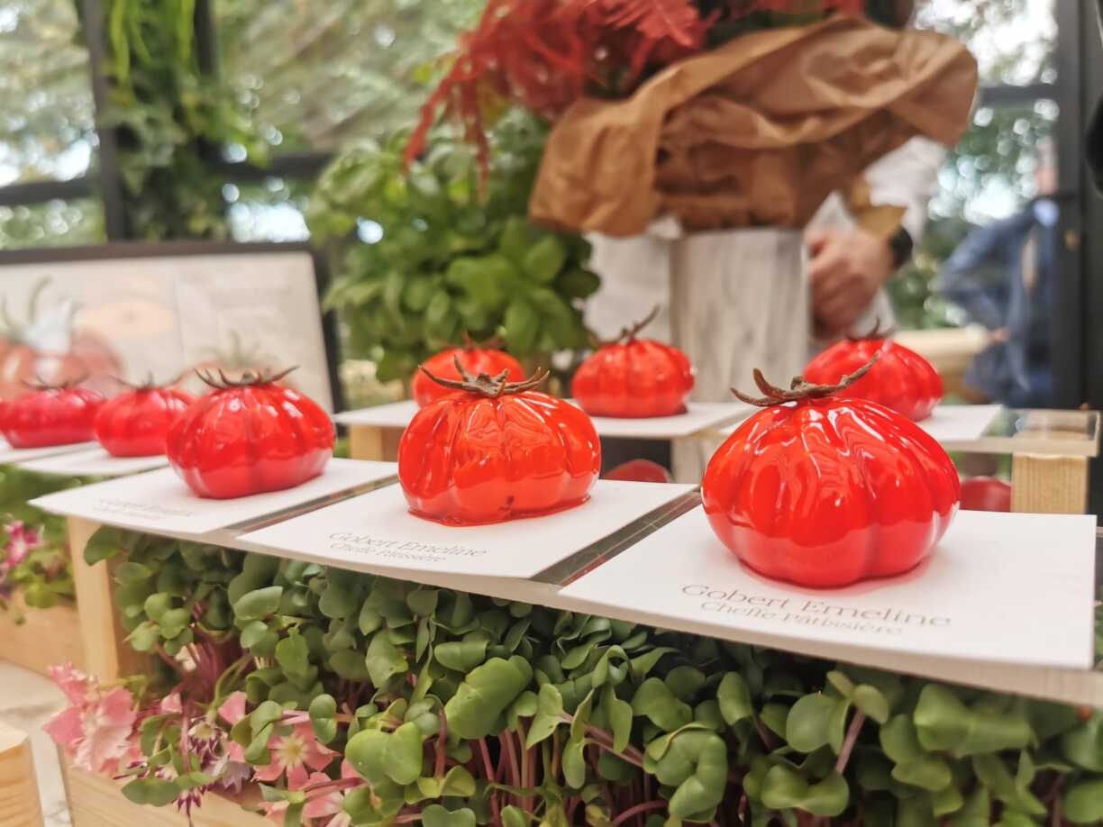La tomate trompe-l’œil d’Emeline Gobert (Sofitel Luxembourg Europe) garnie d’une ganache montée au basilic, d’une brunoise et d’un gel de fraise.