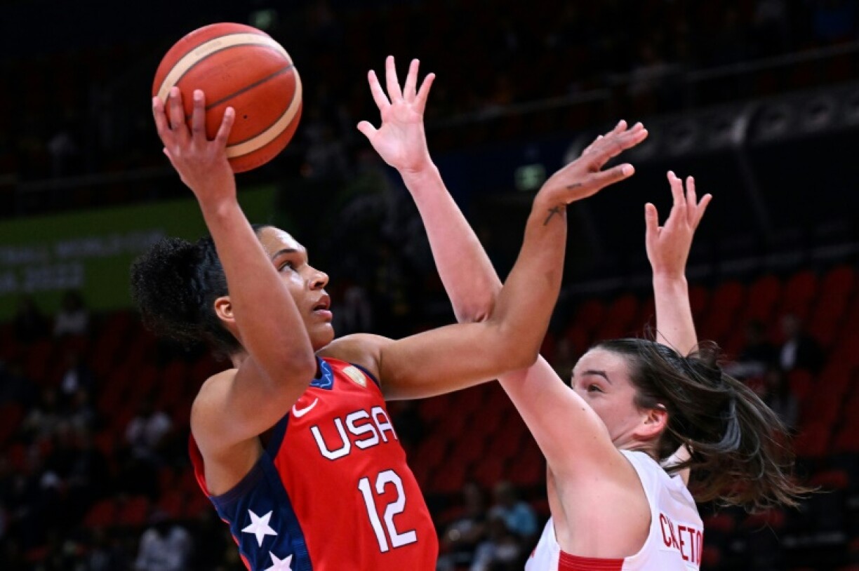 L'Américaine Alyssa Thomas tente un panier malgré la Canadienne Bridget Carleton à Sydney, le 30 septembre 2022