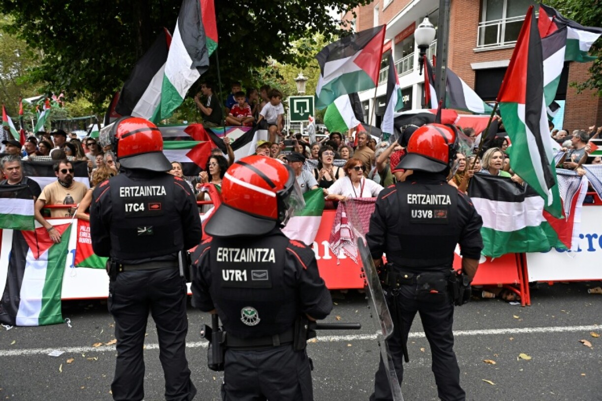 La police régionale basque devant des manifestants pro-palestiniens à l'arrivée de la 11e étape du Tour d'Espagne à Bilbao, le 3 septembre 2025