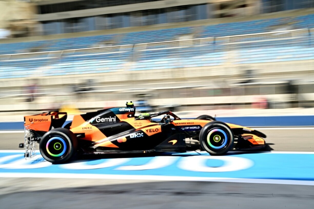Lando Norris quitte les stands sur sa McLaren lors des essais d'avant saison, le 12 février 2026 à Bahreïn