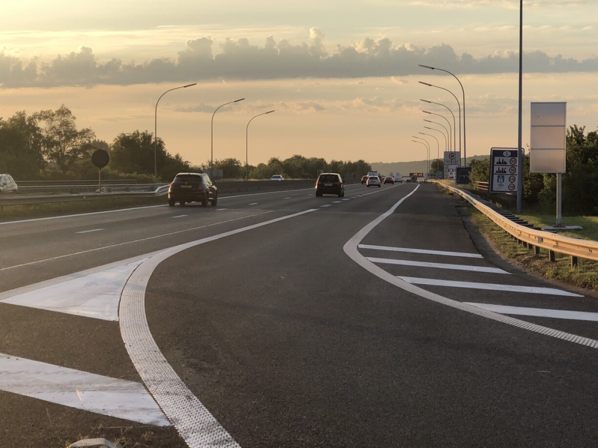 The road on Monday morning at 6.15 am by the border at Sterpenich.