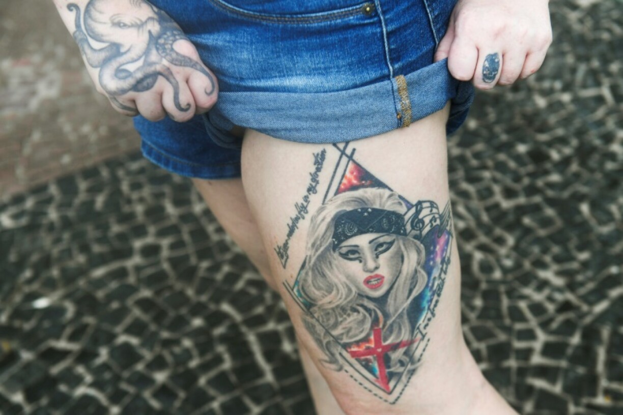 Une fan montre un tatouage de la chanteuse américaine Lady Gaga sur sa cuisse, à Rio de Janeiro, au Brésil, le 28 avril 2025