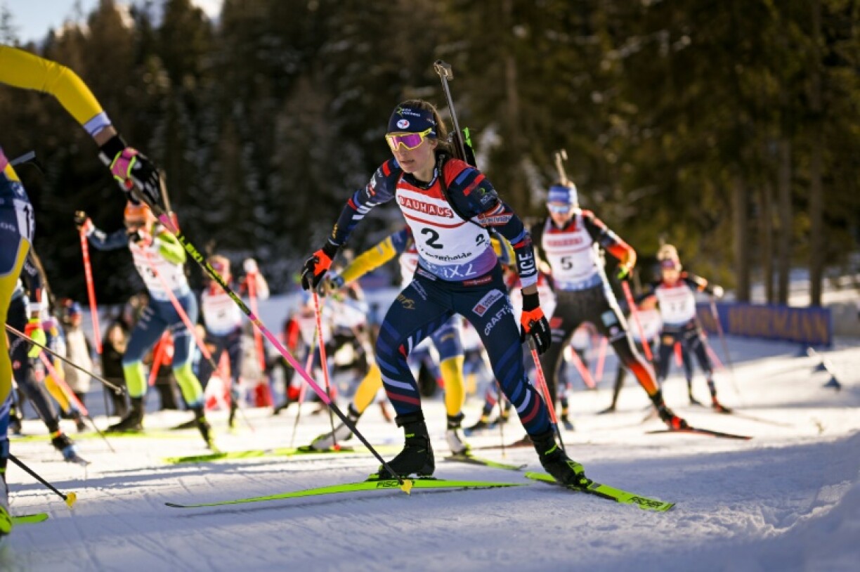 La Française Justine Braisaz-Bouchet devant ses concurrentes sur la piste de la mass start de Lenzerheide, le 17 décembre 2023