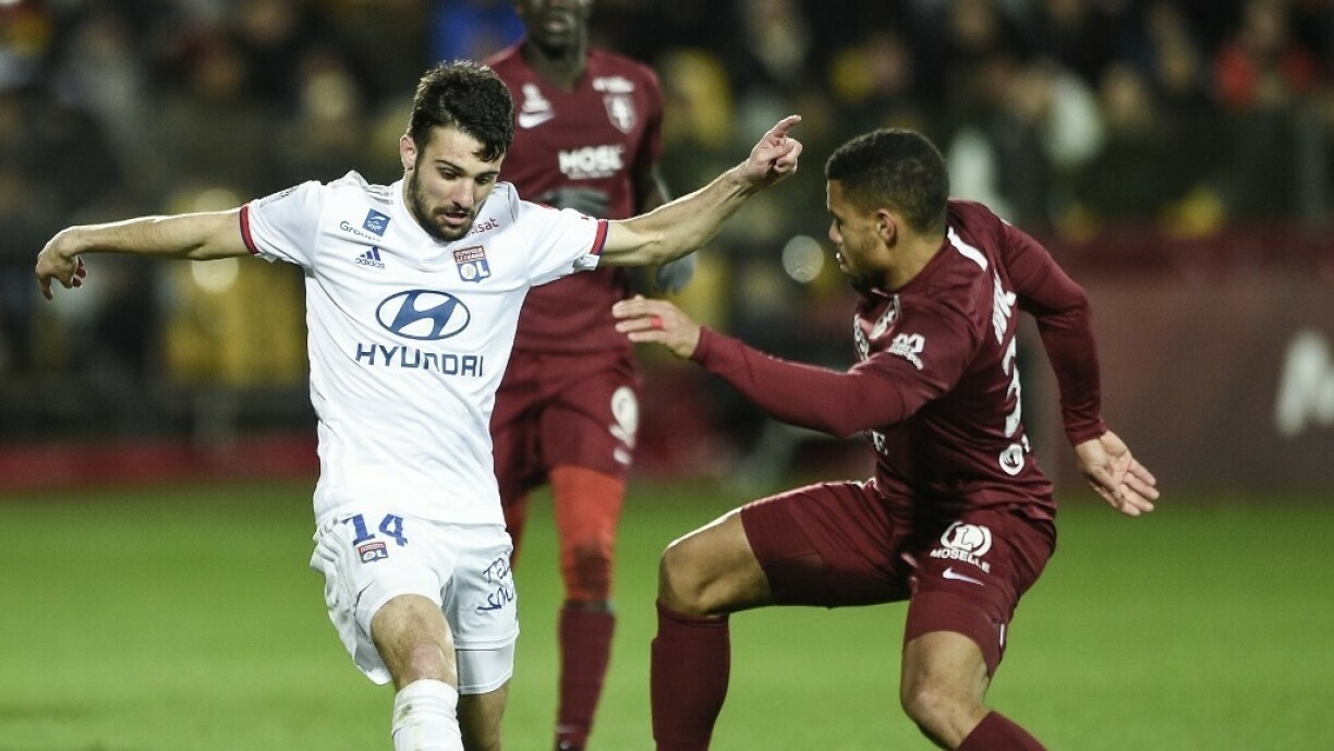 Mathieu Udol aux prises avec Léo Dubois lors de la réception de l'OL à Saint-Symphorien en février 2020.