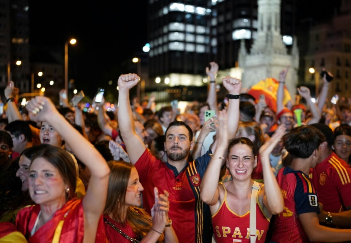 Les supporters espagnols fêtent la victoire de la Roja au Mondial-2026 sur la place Colon de Madrid le 19 juillet 2026