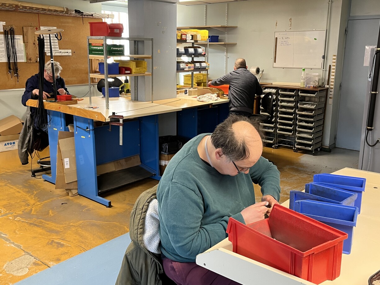 Dans leur atelier, Christophe, Bertrand, Olivier et leurs collègues s'appliquent à la fabrication des différentes pièces.