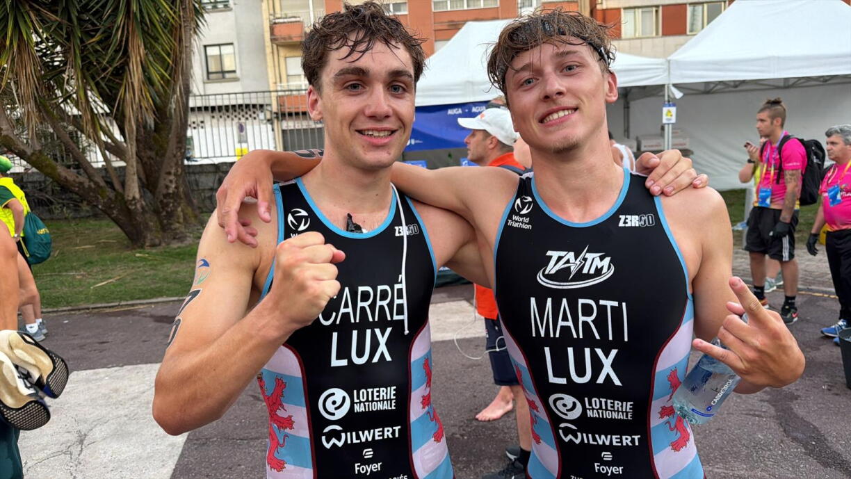 Déi zwee Lëtzebuerger Aurélien Carré an Théo Marti no der Arrivée bei der Triathlon-WM a Spuenien
