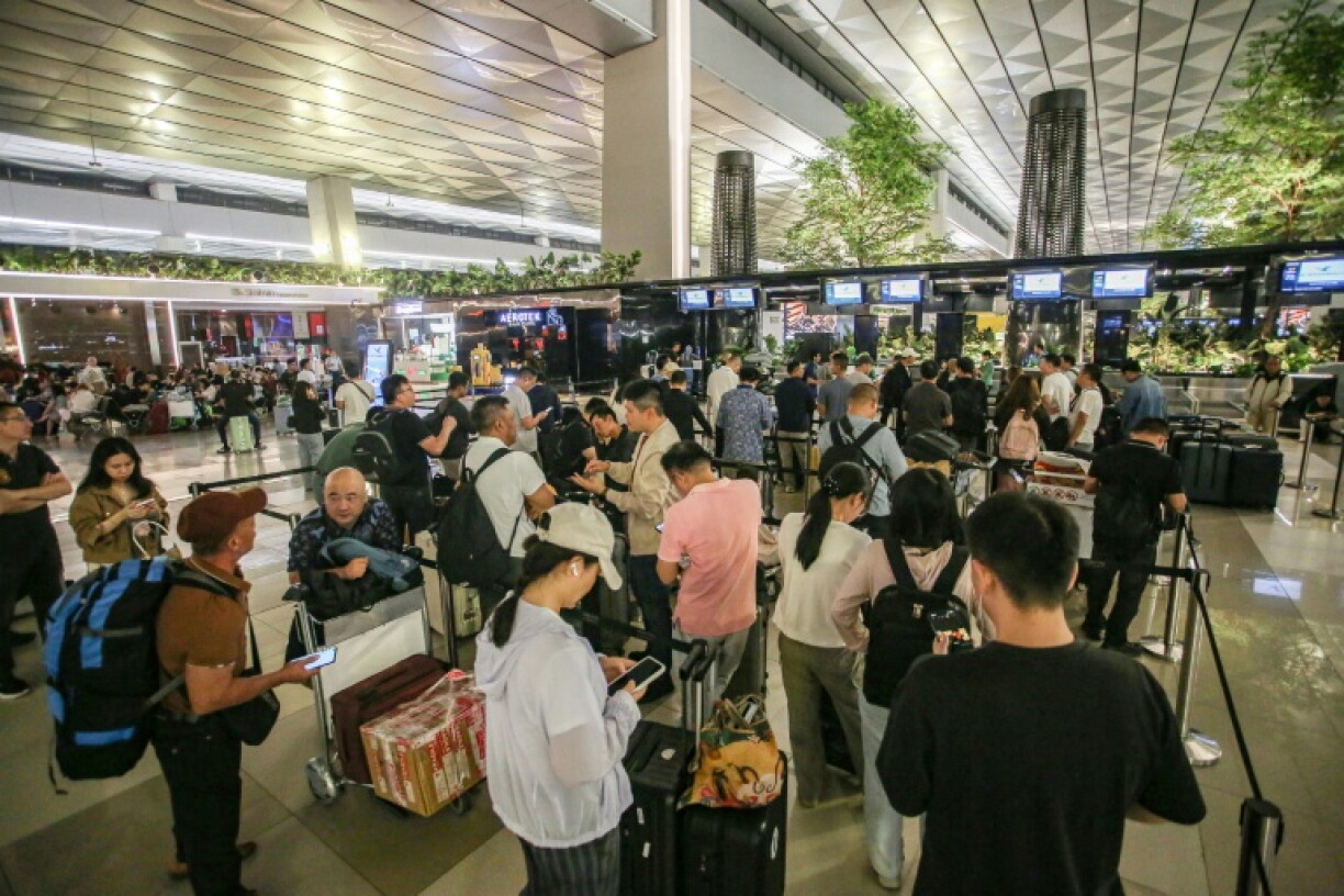 Des voyageurs bloqués par l'annulation des vols due à l'éruption du volcan Anak Krakatau, attendent au terminal de l'aéroport Soekarno-Hatta de Tangerang, le 6 septembre 2026 en Indonésie