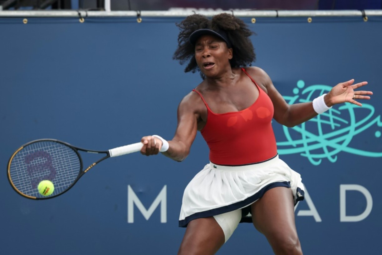 L'Américaine Venus Williams frappe un coup droit lors d'un match de double, le 23 juillet 2025 à Washington, DC