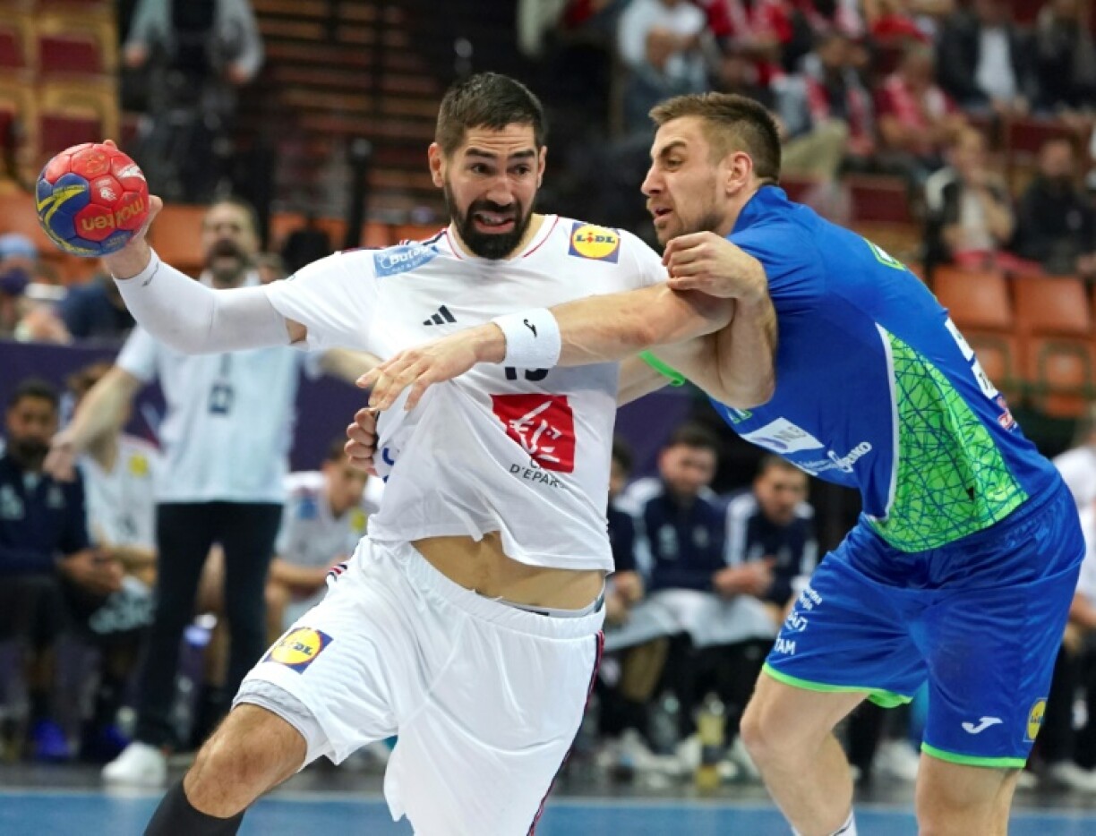 Le leader des Bleus Nikola Karabatic résiste à la charge du Slovène Blaz Janc lors du succès français à Katowice, le 16 janvier 2023