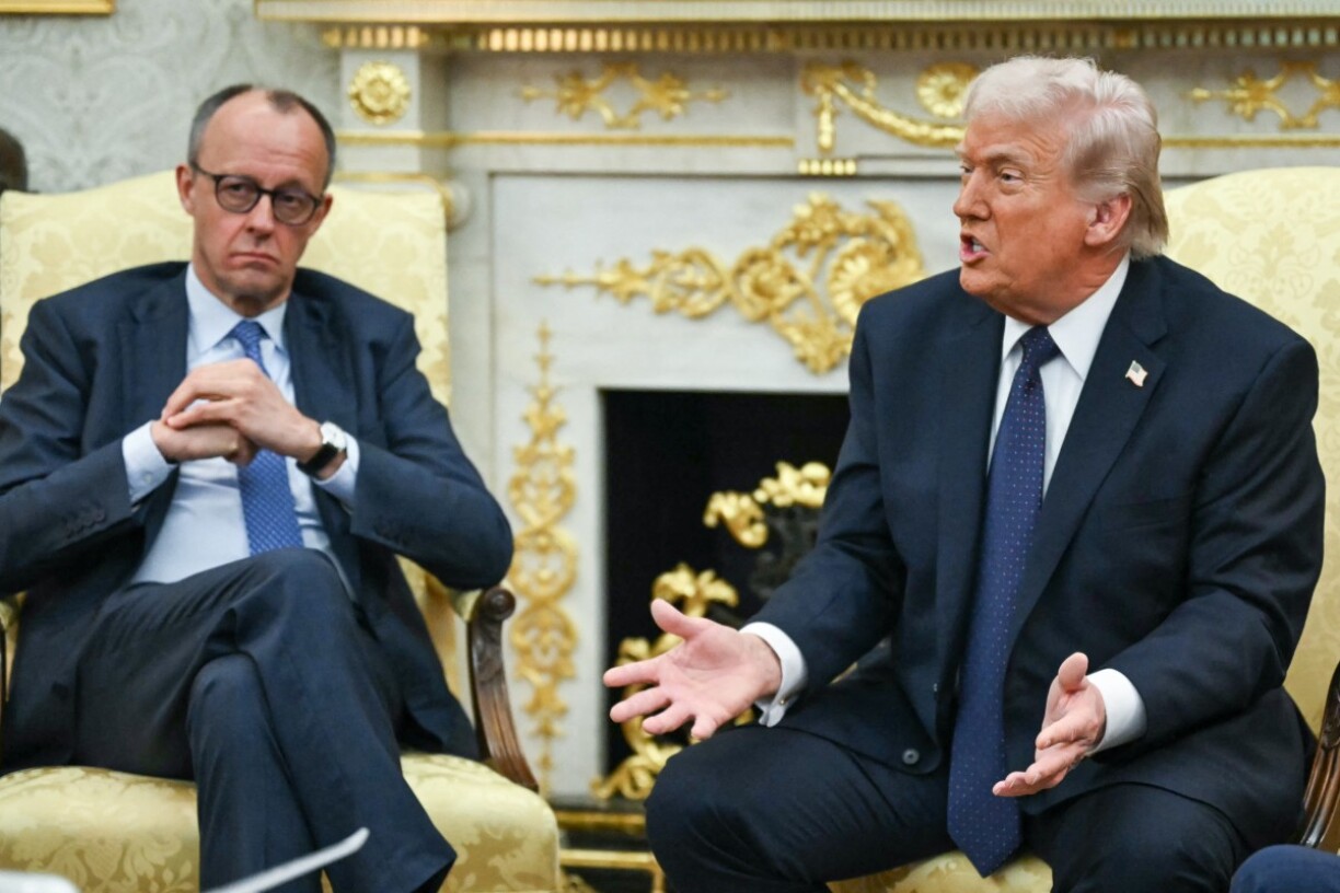 Le président américain Donald Trump rencontre le chancelier allemand Friedrich Merz dans le Bureau ovale de la Maison-Blanche à Washington, le 3 mars 2026.