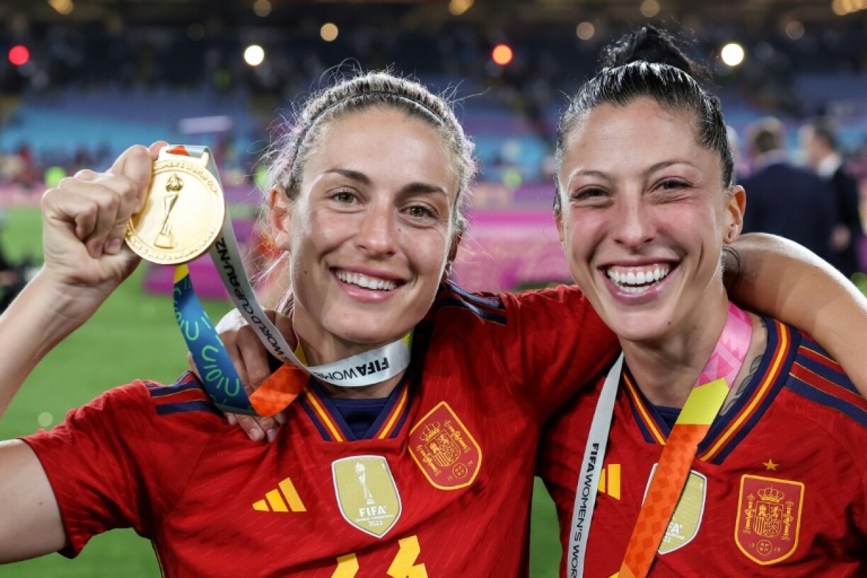 La star de la Roja féminine Alexia Putellas (G) et la milieu de terrain Jennifer Hermoso après la victoire de l'Espagne en finale du Mondial, le 20 août 2023 à Sydney