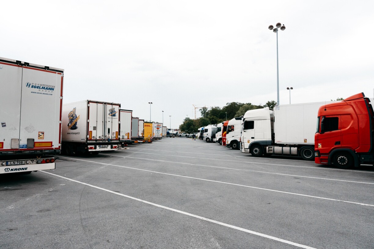 Le camion n'ayant pas trouvé de place sur l'aire de repos, il s'est garé sur la voie d'arrêt d'urgence sur l'autoroute.
