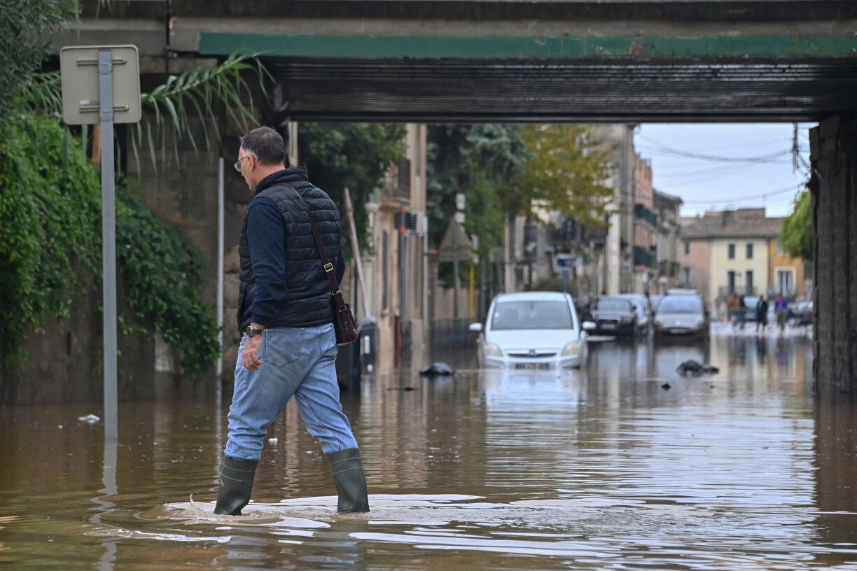 Un homme marche dans une rue inondée à Lunel, près de Montpellier, dans le sud de la France, le 20 octobre 2026, à la suite de fortes précipitations.