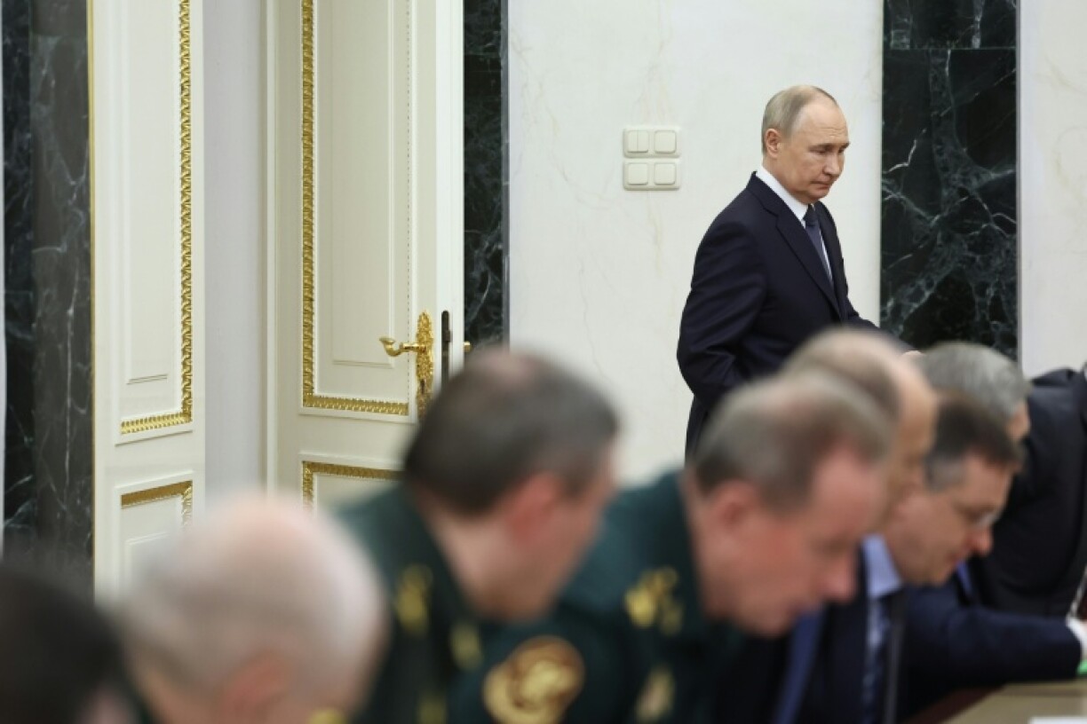 Putin held a briefing with his top officials in Moscow before the talks