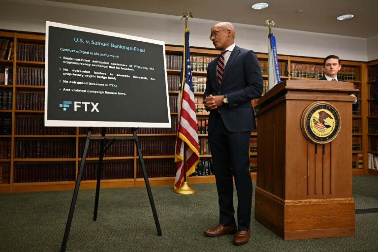 Le procureur fédéral Damian Williams annonce l'inculpation de Sam Bankman-Fried, fondateur de FTX, lors d'une conférence de presse, le 13 décembre 2022 à New York