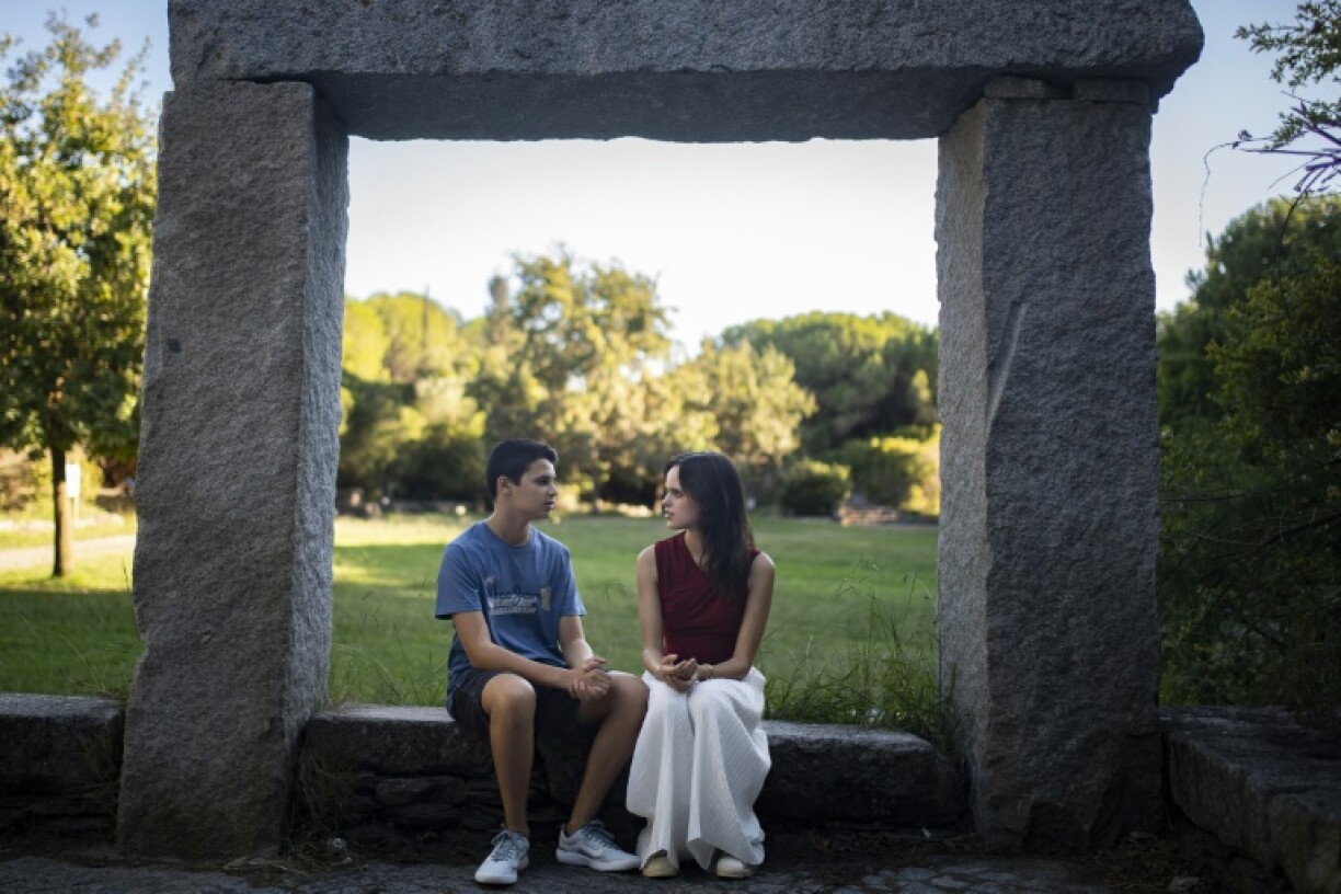 Sofia 18 ans, et son frère André, 15 ans, s'inquiètent de l'inaction climatique des gouvernements, à Almada, au Portugal, le 10 août 2023