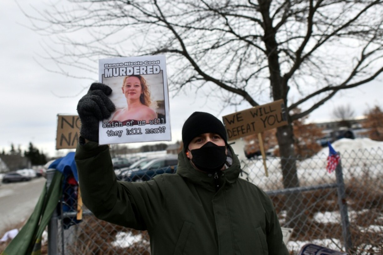 Un manifestant brandit un portrait de Renee Nicole Good, tuée par un policier de l'immigration le 7 janvier à Minneapolis.