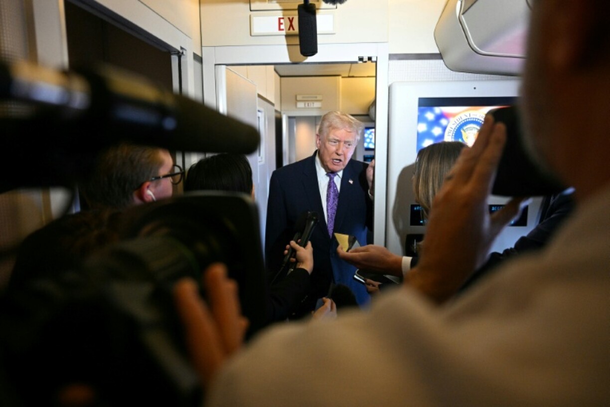 Le président américain Donald Trump s'adresse à des journalistes, le 30 novembre 2025 à bord d'Air Force One