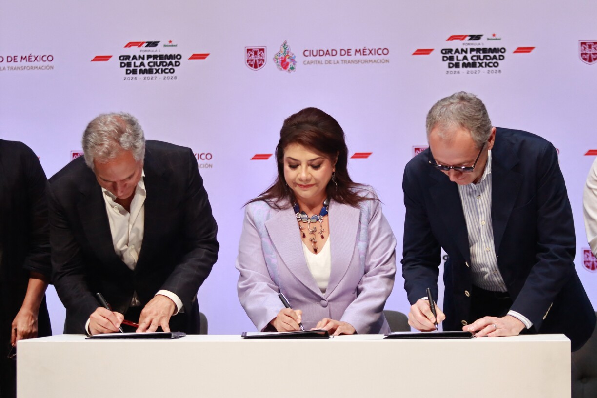 D'Carla Brugada Molina an de Stefano Domenicali bei der Signature fir dräi weider Joer bei der Formel 1.