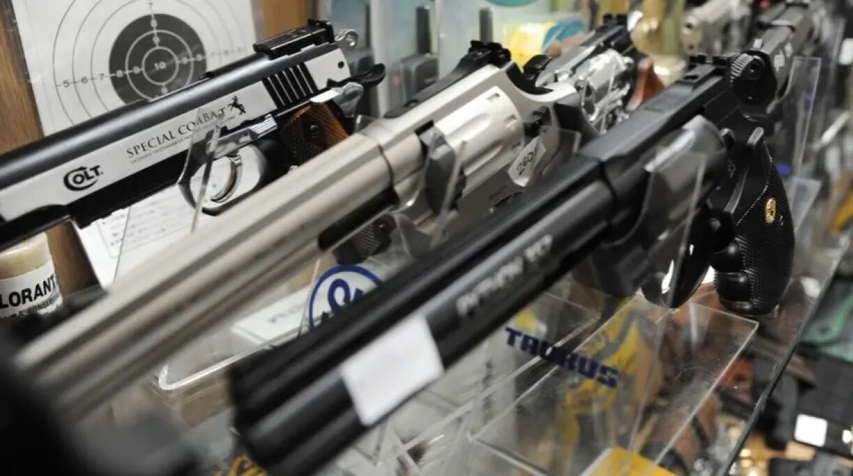 Certaines armes airsoft peuvent être aisément confondues avec de vraies armes...