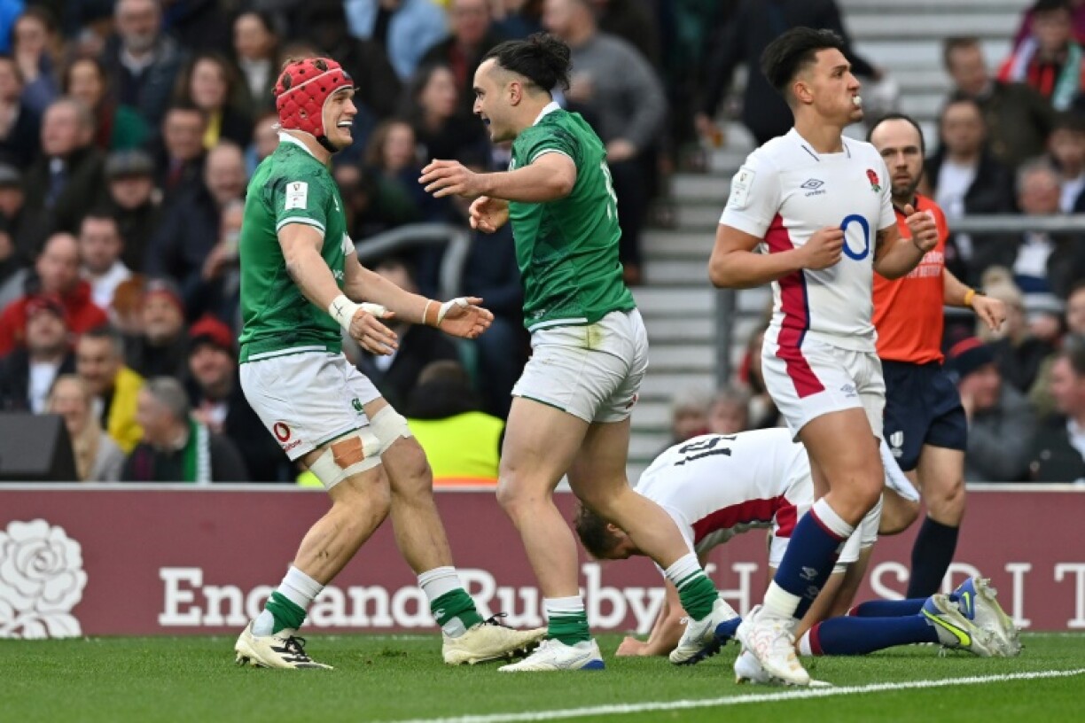 L'ailier irlandais James Lowe (au centre) célèbre son essai contre l'Angleterre avec ses coéquipiers en Six Nations à Twickenham, le 12 mars 2022