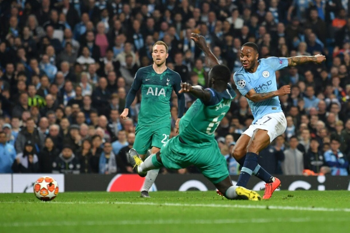 L'attaquant de Manchester City Raheem Sterling (d) marque mais son but sera refusé après visionnage de la vidéo (VAR) contre Tottenham en quart de finale retour de la Ligue des champions, le 17 avril 2019 à Manchester