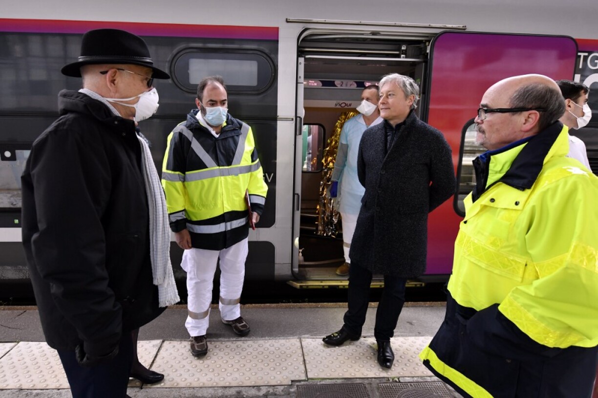 François Braun, président de Samu-urgences de France (au centre à gauche) devant un TGV médicalisé en gare de Nancy en mars 2020.