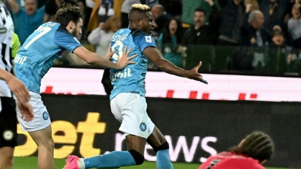 L'attaquant nigérian de Naples Victor Osimhen (c) vient de marquer le but de l'égalisation et du titre sur le terrain de l'Udinese, le 4 mai 2023 à Udine