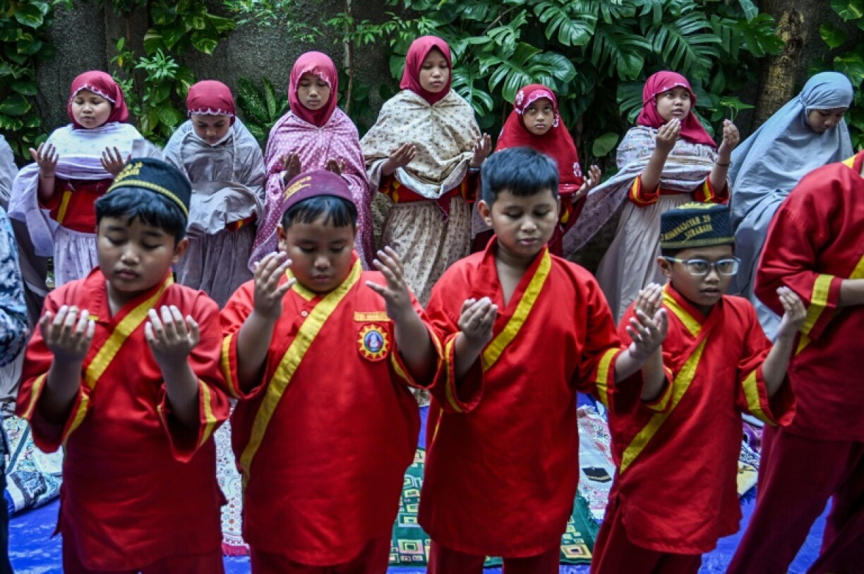 Indonesian school children pray for rain