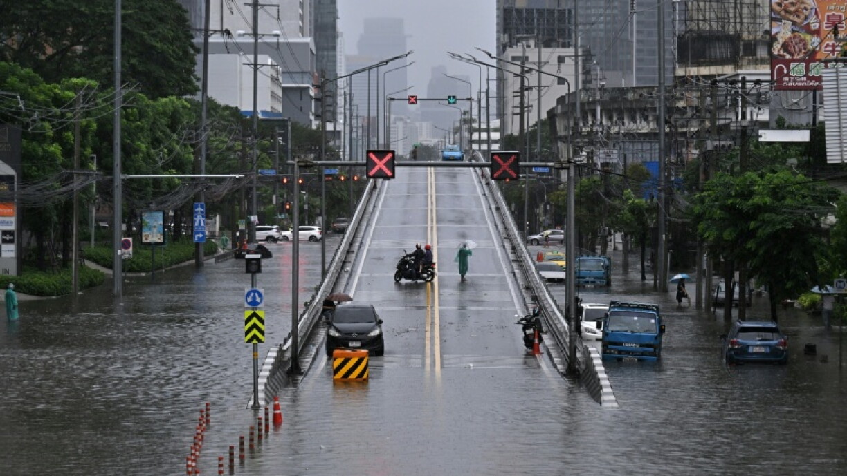 Photo: today.rtl.lu Motorists turn around from an overpass next to flood waters along Phetchaburi Road in Bangkok on September 26, 2026