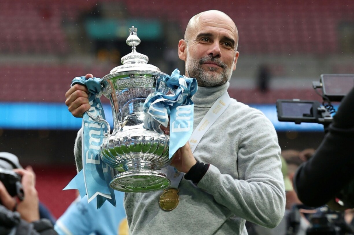 Pep Guardiola avec le trophée de la Coupe anglaise remporté par les Citizens contre Chelsea (1-0) à Wembley le 16 mai 2026