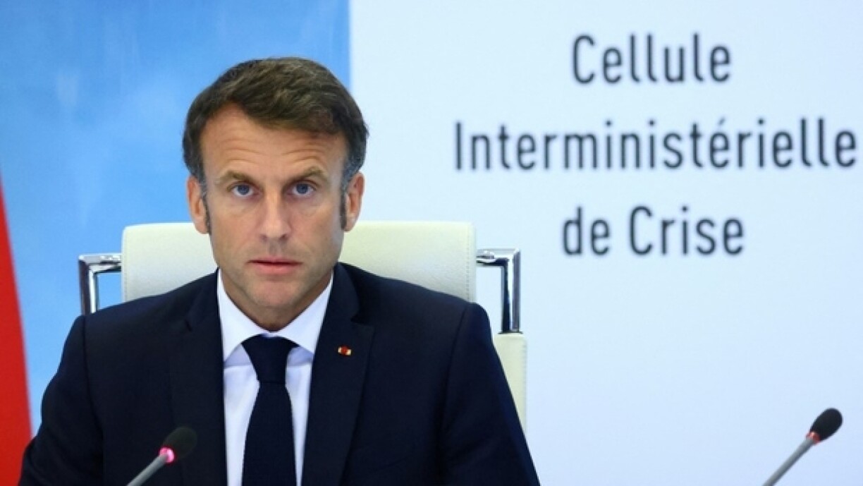 Le président français Emmanuel Macron, lors d'une réunion de la Cellule interministerielle de crise sur les émeutes urbaines, le 30 juin 2023 à Paris
