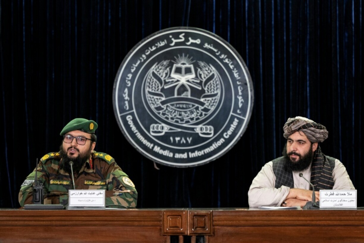 Le porte-parole du ministère afghan de la Défense Enayatullah Khowarazmi, à gauche, et le porte-parole adjoint du gouvernement taliban Hamdullah Fitrat, à droite, lors d'une conférence de presse à Kaboul, le 3 mars 2026