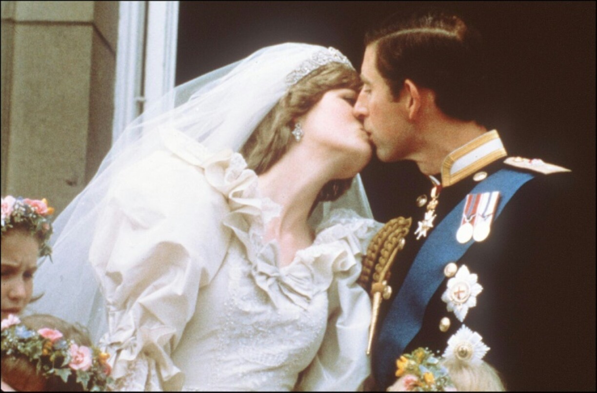 Le prince Charles et Lady Diana s'embrassent sur le balcon du palais de Buckingham après leur mariage, le 29 juillet 1981