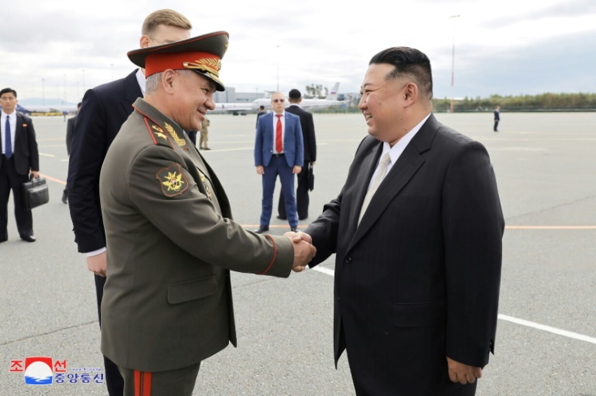 Le dirigeant nord-coréen Kim Jong accueilli par le ministre russe de la Défense Sergueï Choïgou, à son arrivée à la base militaire de Knevichi, près de Vladivostok, le 16 seeptembre 2023. Photo diffusée par l'agence officielle nord-coréenne KCNA