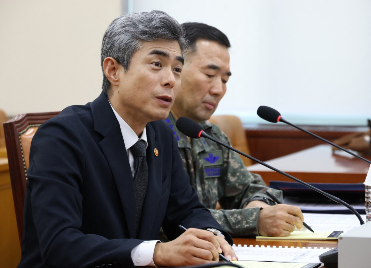 De südkoreanesche Verdeedegungsminister Kang Shin-chul schwätzt virun der Verdeedegungskommissioun vum südkoreanesche Parlament.