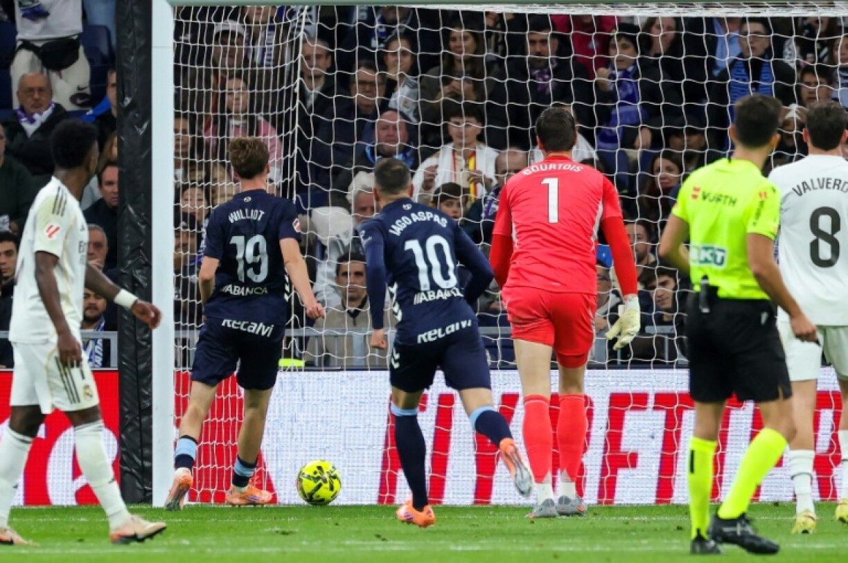 Williot Swedberg efface le gardien Thibault Courtois pour son deuxième but dans la victoire surprise du Celta contre le Real Madrid, le 7 décembre 2025 à Santiago-Bernabeu