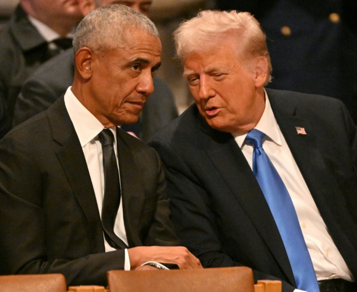 L'ancien président américain Barack Obama et le président élu Donald Trump lors des funérailles de l'ancien président Jimmy Carter, le 9 janvier 2025 à Washington