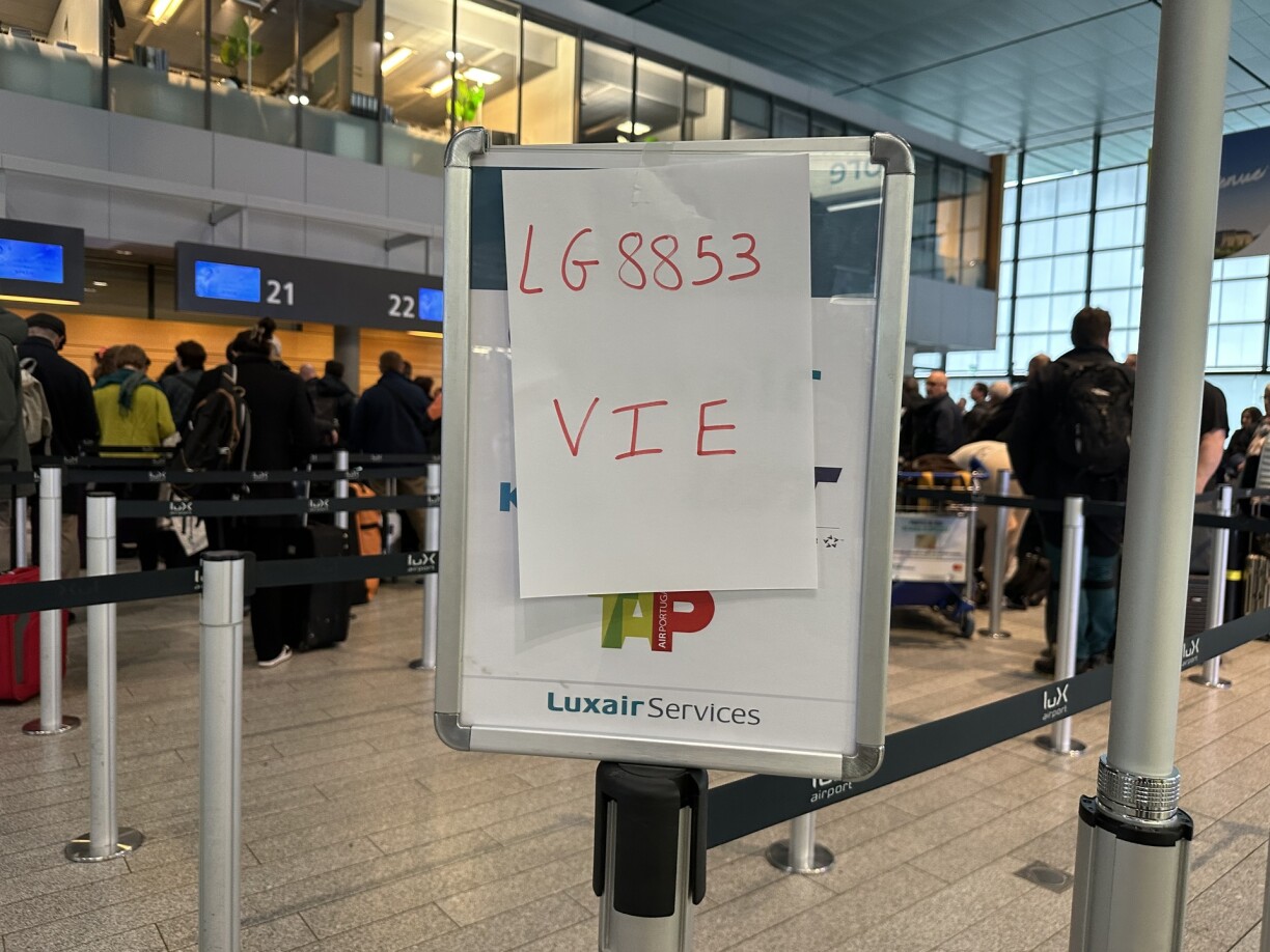 Les équipes de Luxairport ont dû parer au plus pressé pour indiquer les files d'attente pour les enregistrements.