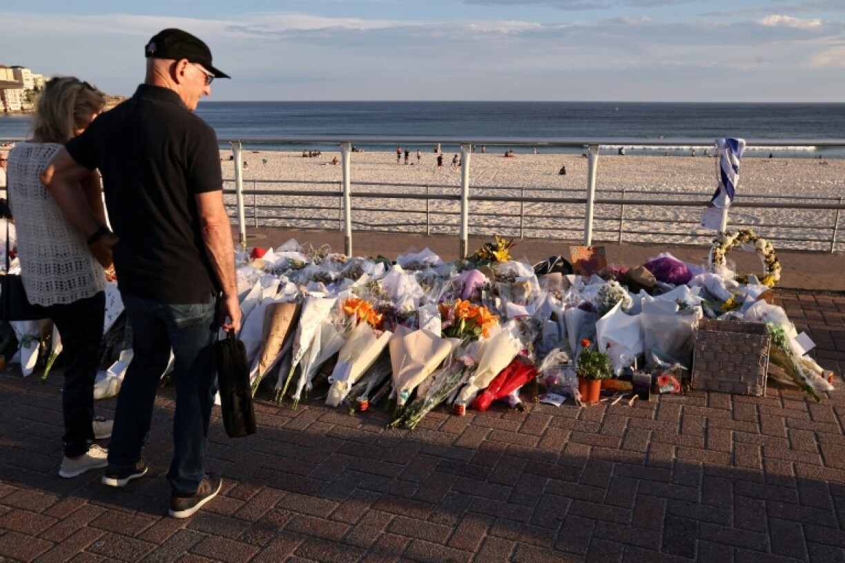 Des fleurs déposées sur la plage en hommage aux victimes de la fusillade survenue à Bondi Beach, à Sydney, le 20 décembre 2025 en Australie
