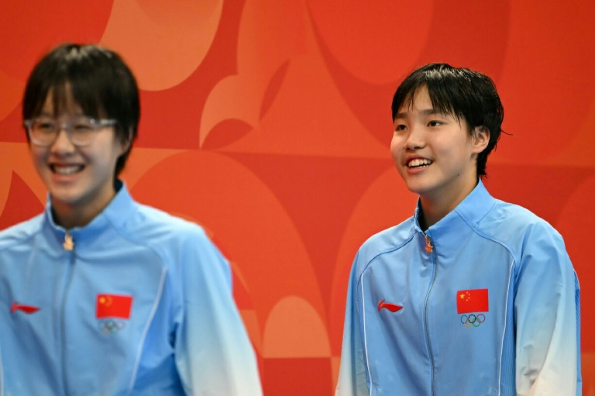 Gold medallist Yu Zidi (R) of China and team-mate Ke Wenxi