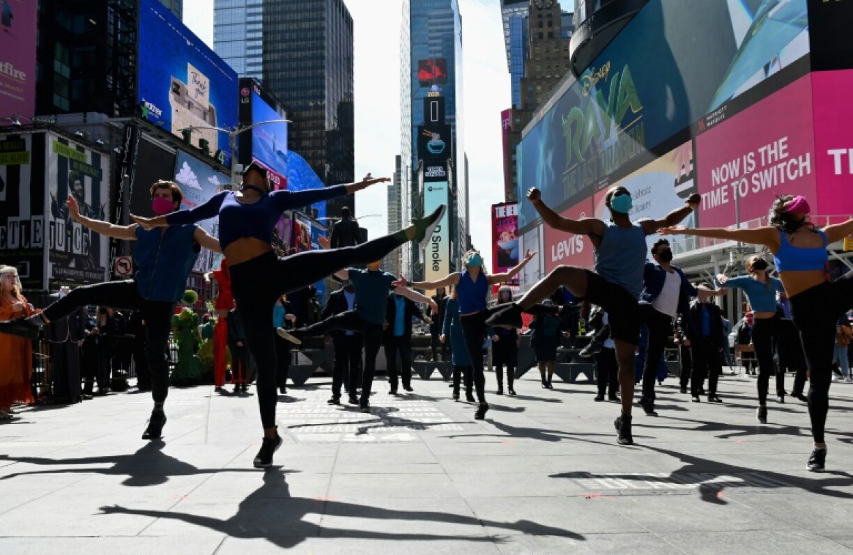 Des danseurs lors d'un spectacle de rue le 12 mars 2021 à Times Square, à New York, pour marquer un an de fermeture de Broadway