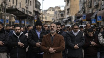 Des fidèles musulmans assistent à la prière matinale de l'Aïd el-Fitr dans la rue Salah al-Din, après que la police les a empêchés de s'approcher des remparts de la vieille ville de Jérusalem, le 20 mars 2026