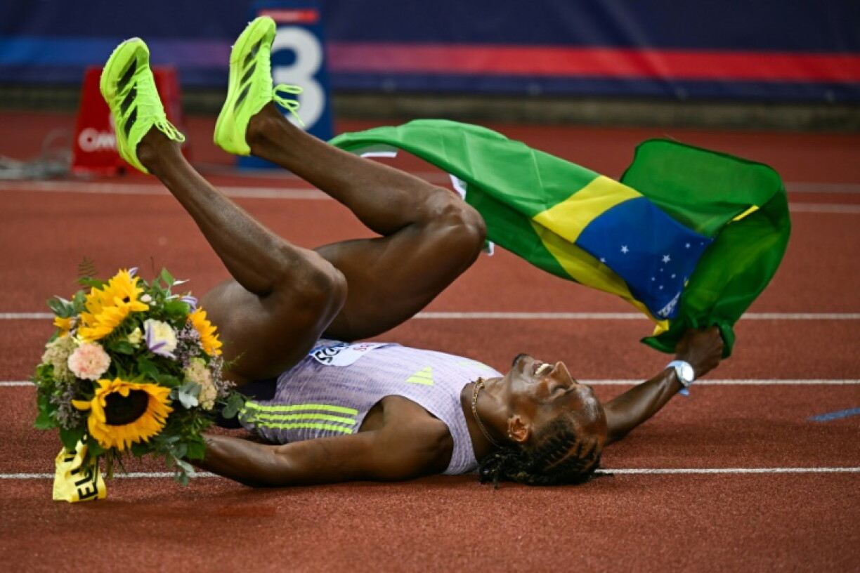 La joie du Brésilien Alison dos Santos après sa victoire et son record du monde sur le 400 m haies au meeting de Zurich (Suisse) le 27 août 2026